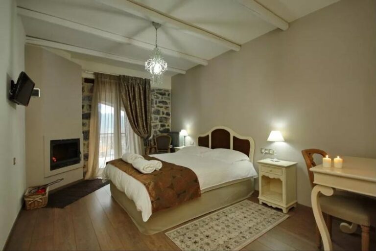 Room at Thisoa Hotel, Mount Mainalon